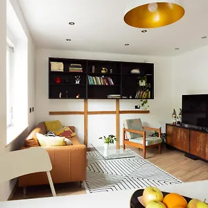 Large Two Bedroom Family App - Free Parking Apartment